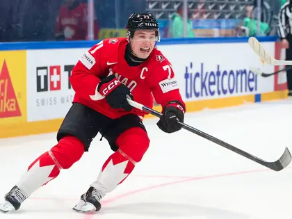 Macklin Celebrini: La Nouvelle Étoile du Hockey Brille à Fribourg