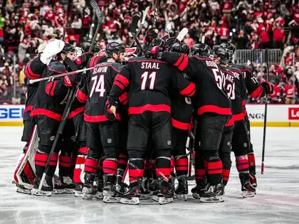 I Carolina Hurricanes trovano la reazione immediata e impattano la serie con Montreal