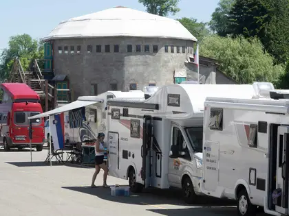 Sur le parvis de l’ancienne place d’armes de la Poya. Un camping en pleine ville pour les fans de hockey et de «vanlife - La Liberté