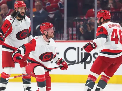Carolina vince la seconda partita di fila e si porta avanti 2-1 nella serie con i Canadiens