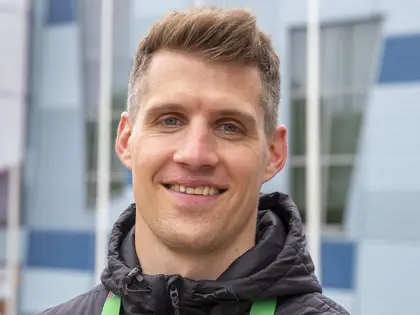 Ex-HCD-Spieler Félicien Du Bois ist am Mikrofon auch in der Zweitsprache stilsicher - Südostschweiz