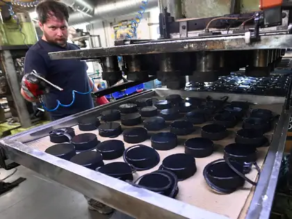 10'000 Stück in die Schweiz geliefert: WM-Pucks wurden in der tschechischen Provinz «gebacken»