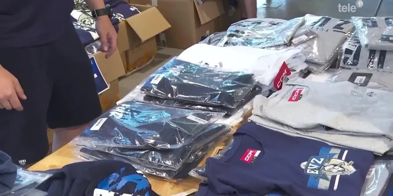 Die Fans des EV Zug können beim grossen Fanshop-Lager-Räumungsverkauf Schnäppchen jagen