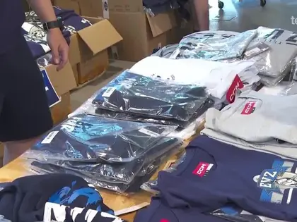 Die Fans des EV Zug können beim grossen Fanshop-Lager-Räumungsverkauf Schnäppchen jagen