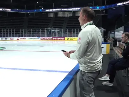 L'homme qui écoute la glace aux Championnats du monde de hockey à Fribourg