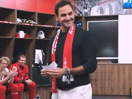Hoher Besuch in der Kabine: Hier verkündet Federer die Starting-Six der Hockey-Nati