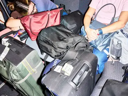 «Ich bin Teil des Problems» – Wer im Zug von Zürich nach Bern zuhört, merkt: Die Schweiz streitet gar nicht über Dichte - Neue Zürcher Zeitung