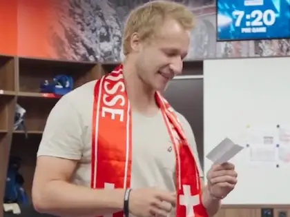 Marco Odermatt liest vor dem WM-Final die Starting Six der Schweizer Hockey-Nati vor