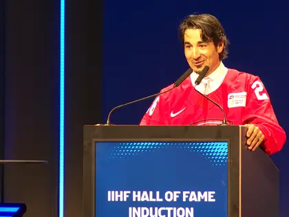Grosse Ehre im Video: Hier wird HCD-Legende Ambühl in die Hall of Fame aufgenommen - Südostschweiz