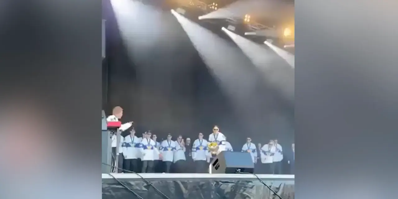 Devant 80'000 fans: Les Finlandais célèbrent leur titre… avec une chanson de la Nati