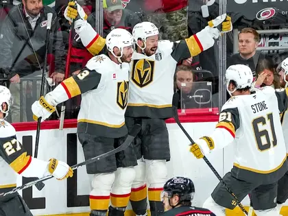 La finale per la Stanley Cup inizia con un match pazzo, Vegas si impone in Gara 1