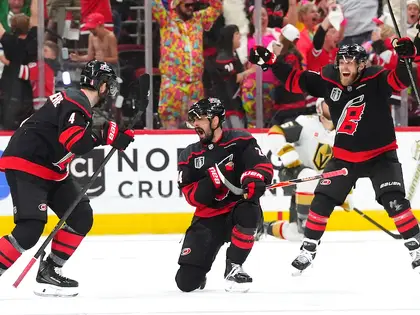 Carolina reagisce subito e impatta la finale sull’1-1, Vegas battuta 4-3 all’overtime