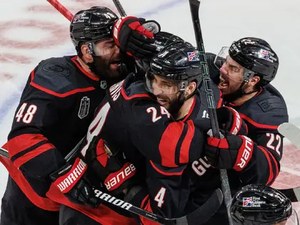 Les Hurricanes égalisent: Seth Jarvis offre la victoire aux siens et relance la finale