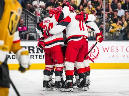 Gli Hurricanes si impongono a Las Vegas e riportano la finalissima in parità sul 2-2
