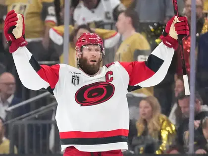 Kanadier wird zum Matchwinner: Hurricanes gleichen NHL-Final erneut aus