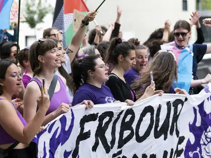Il n’y aura pas de cortège dans la capitale cantonale le 14 juin. La Grève féministe Fribourg rejoint la manifestation contre le G7 à Genève - La Liberté