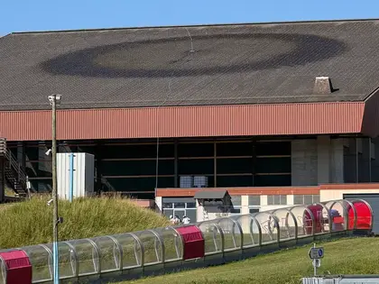 À Leysin, on arrose le toit de la patinoire pour sauver la glace en pleine canicule… et ça passe mal